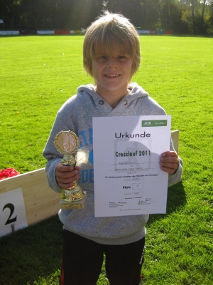 Finn mit Pokal 