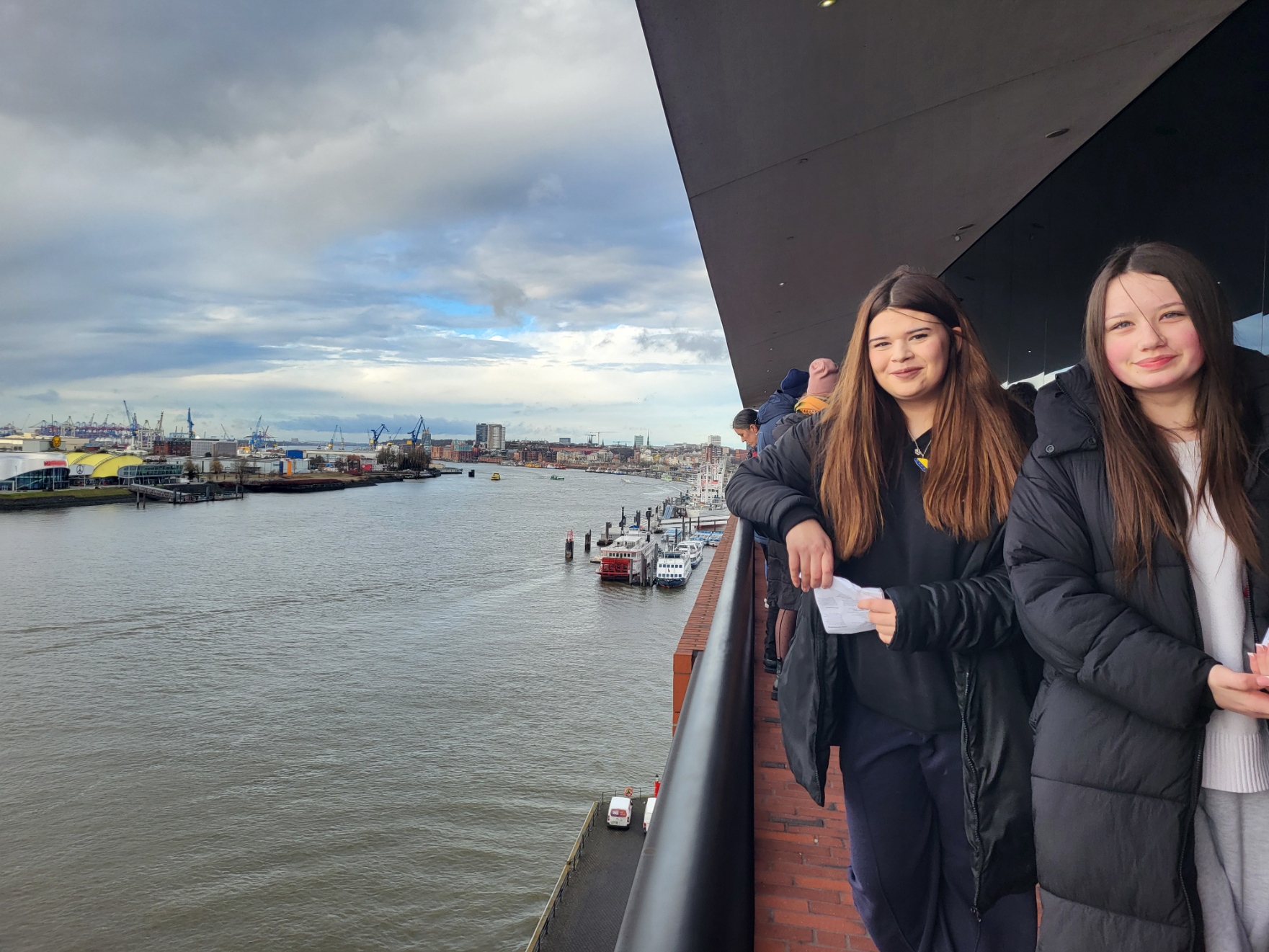 Nina und Larissa auf der Aussichtsplattform